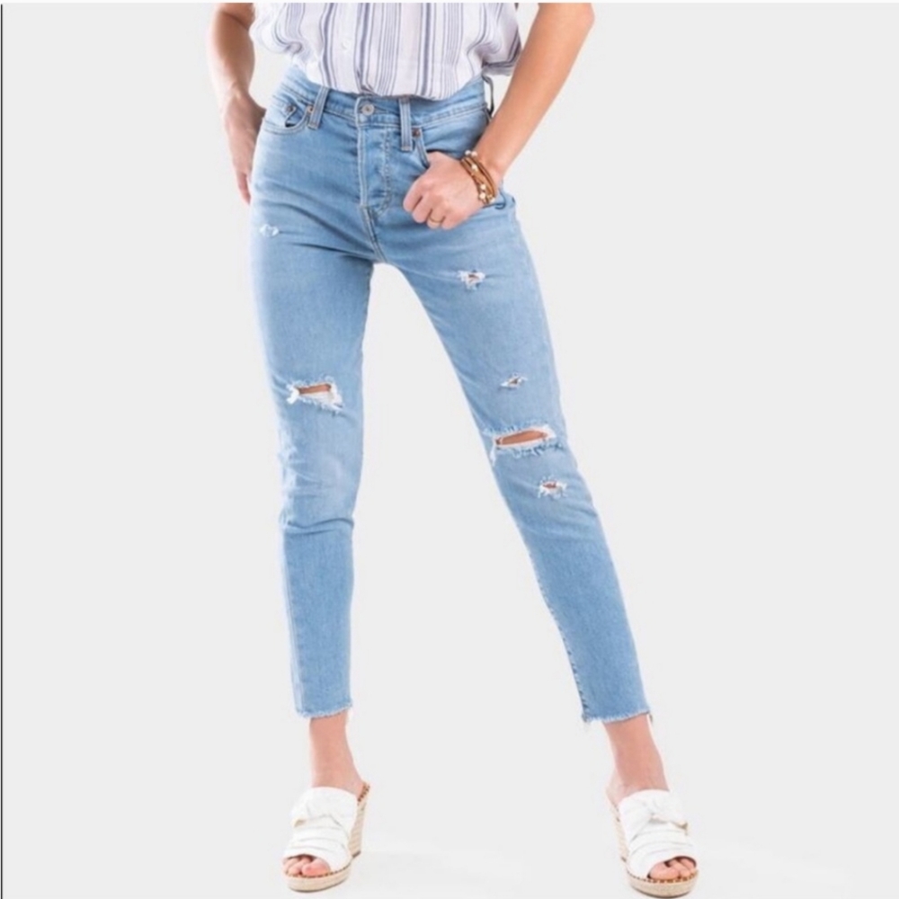Levi wedgie skinny distressed jeans button fly size 28